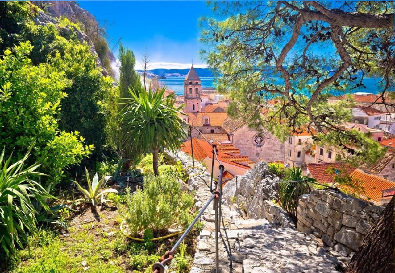 Central Alley Omis Exterior photo